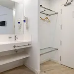Amc Hostel *